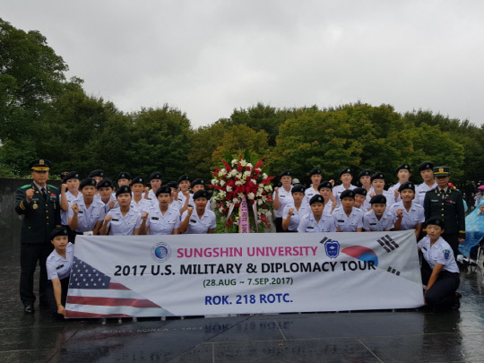 성신여대는 학군단 후보생 29명이 지난달 28일부터 이번 달 7일까지 미국 뉴욕과 워싱턴의 전사적지 방문 연수를 실시했다고 밝혔다. 성신여대 학군단의 미국 연수는 매년 3학년 후보생을 대상으로 이뤄지는 성신여대 학군단의 프로그램이다. 이번 연수는 미국 전사적지 방문과 함께 현지 6.25 참전용사촌 방문, 재미 뉴욕 지역 ROTC 동문간담회 등이 포함됐다. 성신여대 제공